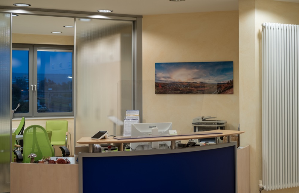 Moderner Behandlungsraum der Zahnarztpraxis Säger